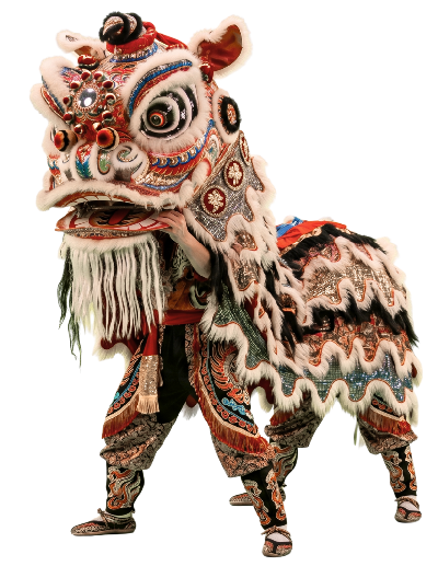 Danza del león chino tradicional con traje ornamentado en colores rojo, dorado y verde, con ojos grandes expresivos y flecos blancos, sobre fondo blanco